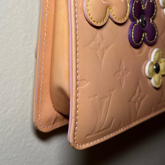 LOUIS VUITTON VERNIS FLOWERS POCHETTE - Picture 3 of 8